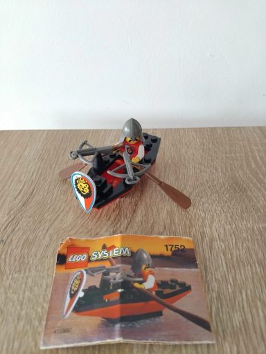Lego 1752 Castle Royal Knights Boat with Armor Lego 1752 Castle Royal Knights Boat with Armor