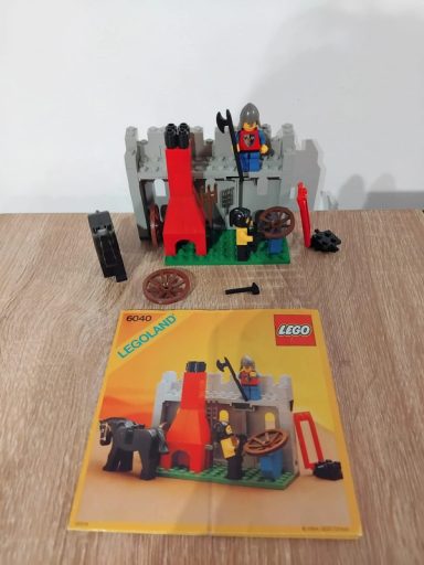 Lego 6040 Lion Knights Blacksmith Shop