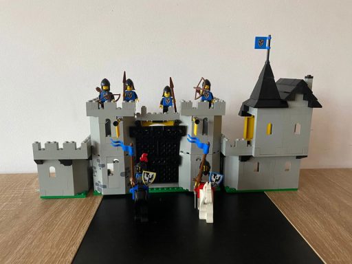 Lego 10039 Castle Black Falcon's Fortress Lego 10039 Castle Black Falcon's Fortress